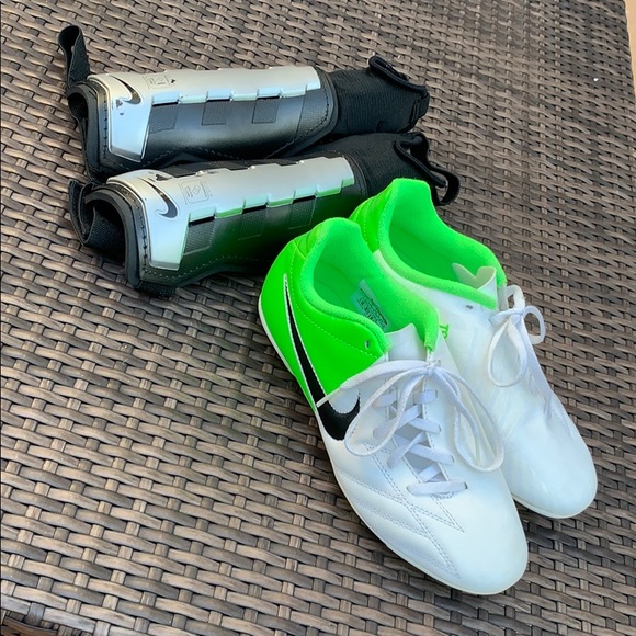 Nike Soccer Clash Collection T90 with Chin Guards - Picture 1 of 6